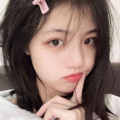 泳池里的女人
